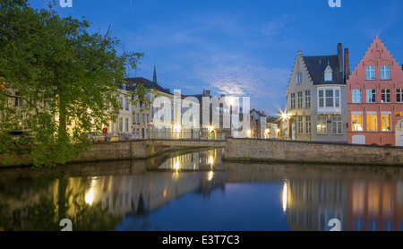Brügge - Kanal und st. Annarei und Verversdijk Straßen am Abend Dämmerung. Stockfoto