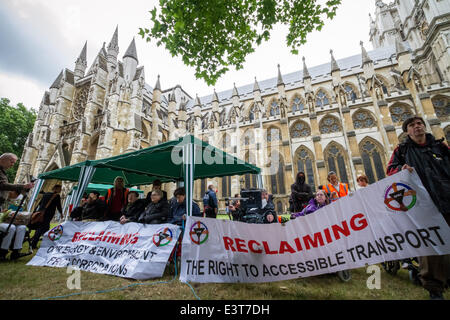 London, UK. 28. Juni 2014. Besetzung Protest an der Westminster Abbey Gelände von Demonstranten aus behinderten Menschen gegen Kürzungen (DPAC) in London Credit: Guy Corbishley/Alamy Live News Stockfoto