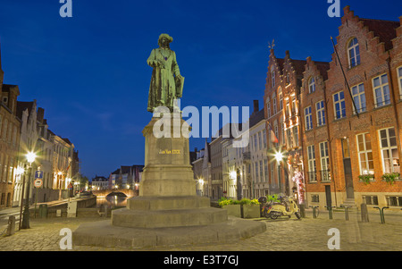 Brügge, Belgien - 13. Juni 2014: Jan Van Eyck Denkmal von Jan Calloigne (1856) in Abenddämmerung. Stockfoto