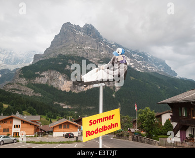 Melden Sie für die Sommer-Rodelbahn (Sommerrodelbahn) bei Pfingstegg, Grindelwald, Berner Oberland, Schweiz Stockfoto