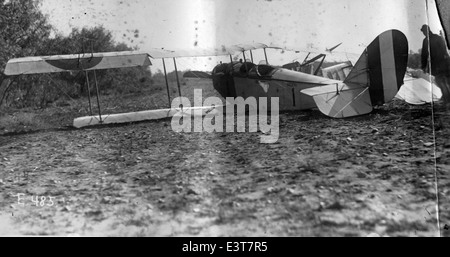 Das Kelly Field Scrapbook 259 enthält Bilder und Aufzeichnungen aus den Anfängen der Luftfahrt und zeigt die Ausbildung und den Betrieb auf dem historischen Kelly Field in San Antonio, Texas. Dieses Sammelalbum ist eine wertvolle Ressource, die die Rolle des Feldes bei der Entwicklung der militärischen Luftfahrt während des Ersten Weltkriegs und darüber hinaus dokumentiert. Stockfoto