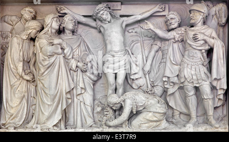 MECHELEN, Belgien - 14. Juni 2014: Stein Relief der Kreuzigung Jesu in der Kirche unserer lieben Frau in de Dyle. Stockfoto