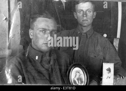 Das Kelly Field Scrapbook 151 enthält historische Bilder von Kelly Field, einem wichtigen Ort der militärischen Luftfahrt während des Ersten Weltkriegs und darüber hinaus. Dieses Sammelalbum zeigt frühe Flugzeuge, Pioniere der Luftfahrt und die Entwicklung des militärischen Flugtrainings. Stockfoto