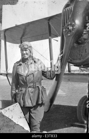 Das Kelly Field Scrapbook enthält Fotos und Dokumente zu den Aktivitäten auf Kelly Field, einer wichtigen Basis des US Army Air Service während des Ersten und Zweiten Weltkriegs. Diese Sammlung enthält Bilder von militärischem Training, Flugzeugoperationen und wichtigen Ereignissen, die sich an der Basis ereigneten, und liefert einen historischen Bericht über seine wichtige Rolle in der Luftfahrt während der Kriege. Stockfoto