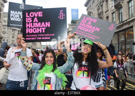 London, UK. 28. Juni 2014: Tausende versammelten sich für eine bunte zwei Stunden lange Parade von Schwimmern und verschiedene Gruppen aus der LGBT-Community in dem, was die sechste Ausgabe der LGBT pride Festival in London. Foto: siehe Li/Alamy Live News Stockfoto