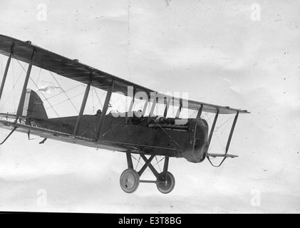Das Kelly Field Scrapbook 116 enthält Fotografien und Aufzeichnungen, die die Geschichte von Kelly Field dokumentieren, einer wichtigen militärischen Installation während des Ersten und Zweiten Weltkriegs. Das Scrapbook enthält Bilder von Ausbildung, Luftfahrtpersonal und wichtigen Momenten in der Luftfahrtgeschichte des Feldes, was seine Beiträge zur Entwicklung und Ausbildung der militärischen Luftfahrt widerspiegelt. Stockfoto