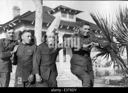 Das Kelly Field Scrapbook 205 enthält persönliche Aufzeichnungen und Bilder von Kelly Field, einer wichtigen Trainings- und Operationsbasis während des Ersten und Zweiten Weltkriegs. Diese Sammlung zeigt die Beiträge der Flieger und Flugzeuge, die durch die Anlage fuhren. Stockfoto