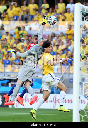 Belo Horizonte, Brasilien. 28. Juni 2014. Der brasilianische Torhüter Julio Cesar wetteifert um den Ball während einer Runde von 16 Spiel zwischen Brasilien und Chile der FIFA WM 2014 im Estadio Mineirão Stadion in Belo Horizonte, Brasilien, am 28. Juni 2014. Bildnachweis: Li Ming/Xinhua/Alamy Live-Nachrichten Stockfoto