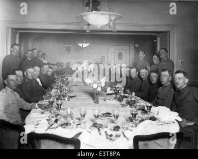 Das Kelly Field Scrapbook enthält historische Bilder und Dokumente von Kelly Field, einem wichtigen Luftwaffenstützpunkt der US Army, der Anfang des 20. Jahrhunderts gegründet wurde. Sie hebt Meilensteine der Luftfahrt und die Entwicklung von Flugplätzen im US-Militär hervor. Stockfoto