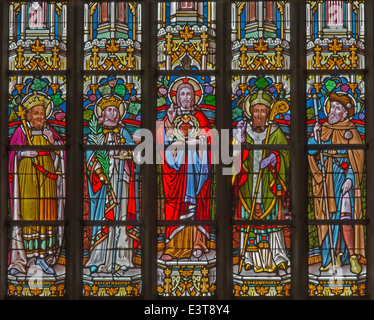 MECHELEN, Belgien - 14. Juni 2014: Das Herz von Jesus und den Heiligen auf Fensterscheibe in st. Katharine Kirche oder Katharinakerk. Stockfoto