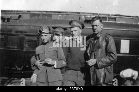 Das Kelly Field Scrapbook 441 dokumentiert die Geschichte von Kelly Field, einem wichtigen Ort in der Entwicklung der Luftfahrt während des frühen 20. Jahrhunderts. Das Scrapbook enthält Bilder und Aufzeichnungen, die die bedeutende Rolle des Feldes in der Geschichte der US-Luftfahrt widerspiegeln. Stockfoto