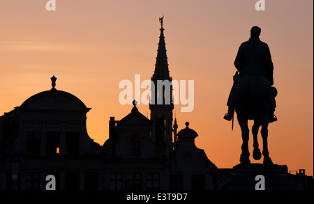 Brüssel - Silhouette des König Albert-Statue und Turm des Rathauses Monts des Arts Abend Stockfoto