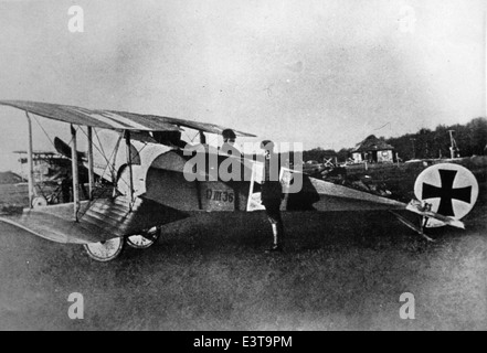 Dieses Foto zeigt ein Doppeldecker der Deutschen Luftstreitkräfte während des Ersten Weltkriegs. Das Flugzeug gehörte wahrscheinlich der Fliegertruppe, und repräsentiert die technologischen Fortschritte in der Luftfahrt während des Ersten Weltkriegs. Stockfoto