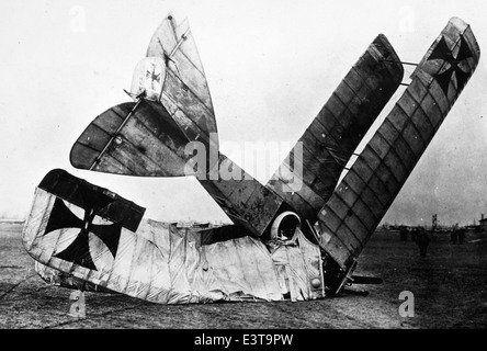 Dieses Foto aus Lou Larsons Sammlung zeigt einen deutschen Doppeldecker der Luftstreitkräfte während des Ersten Weltkriegs. Das Flugzeug repräsentiert die militärische Luftfahrttechnik dieser Zeit und unterstreicht die Rolle des Luftkampfes im Ersten Weltkrieg. Stockfoto