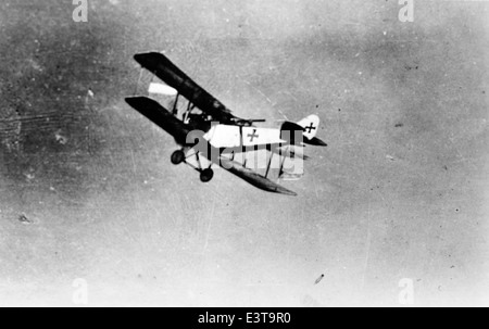 Diese Fotografie, die Teil von Lou Larsons Sammlung ist, zeigt einen deutschen Doppeldecker aus dem Ersten Weltkrieg. Das Flugzeug ist als Teil der Deutschen Luftstreitkräfte identifiziert, der Luftwaffe des Deutschen Reiches, die während des Ersten Weltkriegs eine bedeutende Rolle spielte. Der Doppeldecker ist ein Symbol für die militärische Luftfahrt des frühen 20. Jahrhunderts. Stockfoto