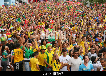 Vale Anhangabau, Sao Paulo, Brasilien. 28. Juni 2014. Brasilien-Fans (BRA), 28. Juni 2014 - Fußball /Soccer: 2014 FIFA FAN FESTA Runde 16 zwischen Brasilien - Chile im Vale Anhangabau, Sao Paulo, Brasilien. Bildnachweis: YUTAKA/AFLO SPORT/Alamy Live-Nachrichten Stockfoto