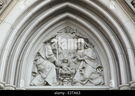 Die Geburt Christi. Neo-gotischen Relief über dem Haupteingang des St.-Wenzels Kathedrale in Olomouc, Tschechische Republik. Stockfoto