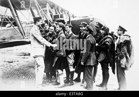 Dieses Bild, das Teil der Lou Larson-Sammlung ist, zeigt wichtige Momente aus dem Ersten Weltkrieg. Die Sammlung enthält eine Vielzahl von Fotografien, die die menschlichen und technologischen Aspekte des Konflikts einfangen. Lou Larsons Fotos sind wertvoll, um das tägliche Leben und die Erfahrungen von Soldaten zu verstehen, sowie die Flugzeuge und Fahrzeuge, die während des Krieges verwendet wurden. Stockfoto