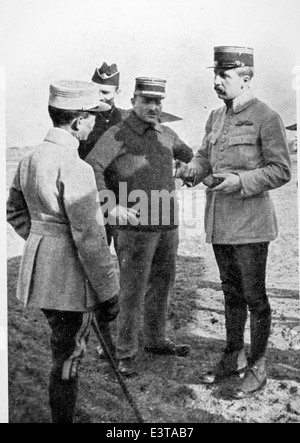 Dieses Foto aus der Lou Larson Collection zeigt ein Bild aus dem Ersten Weltkrieg, das die frühe Luftfahrt im Zusammenhang mit dem Ersten Weltkrieg zeigt. Das Bild ist Teil von Larsons umfangreicher Sammlung von Luftverkehrsfotografien aus der Zeit des Ersten Weltkriegs, die die Entwicklung der Luftkämpfe und Aufklärung während des Konflikts dokumentieren. Stockfoto