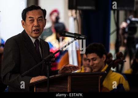 Caracas. 28. Juni 2014. Chinesischer Botschafter in Venezuela Zhao Rongxia befasst sich mit der Eröffnung der Fotoausstellung "Errungenschaften zwischen China und Venezuela" zum 40. Jahrestag der Aufnahme diplomatischer Beziehungen zwischen China und Venezuela in Caracas 28. Juni 2014. Venezolanische Kanzler Elias Jaua Attendeded durchgeführt der Eröffnungsfeier und dem Francisco de Miranda Youth Symphony Orchestra während der Veranstaltung am Samstag. © Boris Vergara/Xinhua/Alamy Live-Nachrichten Stockfoto