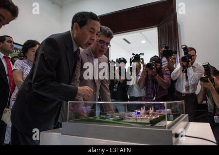 Caracas. 28. Juni 2014. Der chinesische Botschafter in Venezuela Zhao Rongxia (L) und der venezolanische Kanzler Elias Jaua (2. L) Teilnahme an der Eröffnung der Fotoausstellung "Errungenschaften zwischen China und Venezuela" zum 40. Jahrestag der Aufnahme diplomatischer Beziehungen zwischen China und Venezuela in Caracas 28. Juni 2014. Francisco de Miranda Youth Symphony Orchestra durchgeführt während der Veranstaltung am Samstag. © Boris Vergara/Xinhua/Alamy Live-Nachrichten Stockfoto