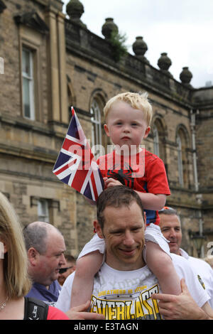 Stirling, Großbritannien. 28. Juni 2014. Menschen nehmen Teil an der Feier des Armed Forces Day in Stirling, Schottland, UK, 28. Juni 2014. Großbritanniens Armed Forces Day feierte am Samstag Stadt Stirling in Schottland mit einer großen Parade und Menschenmassen, Soldatinnen und Soldaten zu Ehren. Bildnachweis: Guo Chunju/Xinhua/Alamy Live-Nachrichten Stockfoto