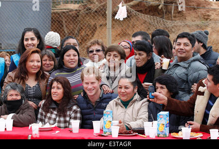 Valparaiso, Chile. 28. Juni 2014. Prinz Harry (C Front) interagiert mit den Bewohnern von Valparaiso des hügeligen Gebieten betroffen durch das Feuer, die im vergangenen April in Valparaiso, Chile, am 28. Juni 2014. Bildnachweis: Xinhua/Alamy Live-Nachrichten Stockfoto