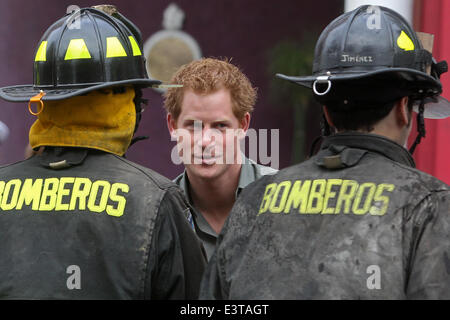 Valparaiso, Chile. 28. Juni 2014. Prinz Harry trifft mit Feuerwehrmann in Valparaiso, Chile, am 28. Juni 2014. Bildnachweis: Xinhua/Alamy Live-Nachrichten Stockfoto