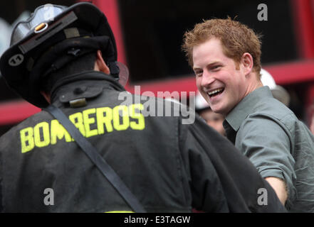 Valparaiso, Chile. 28. Juni 2014. Prinz Harry trifft mit Feuerwehrmann in Valparaiso, Chile, am 28. Juni 2014. Bildnachweis: Xinhua/Alamy Live-Nachrichten Stockfoto