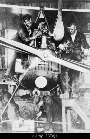 Dieses Foto, das Teil von Lou Larsons Sammlung ist, zeigt Lieutenants Sholb und HeIp, die während des Ersten Weltkriegs dienten. Das Bild zeigt diese Flieger in ihren Militäruniformen und unterstreicht die Rolle der frühen Flieger im Konflikt. Stockfoto