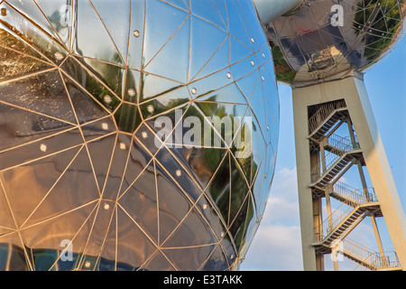 Brüssel, Belgien - 16. Juni 2014: Detail des Atomiums. Moderne Gebäude wurde ursprünglich für die Expo 58 gebaut. Stockfoto