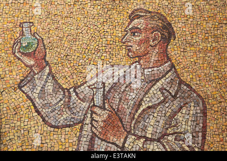 Wissenschaftler mit einer Retorte. Mosaik an der astronomischen Uhr in Olomouc, Tschechische Republik. Stockfoto