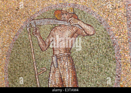 Bauer mit einer Sense. Mosaik an der astronomischen Uhr in Olomouc, Tschechische Republik. Stockfoto