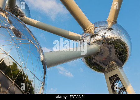 Brüssel, Belgien - 16. Juni 2014: Detail des Atomiums. Moderne Gebäude wurde ursprünglich für die Expo 58 gebaut. Stockfoto