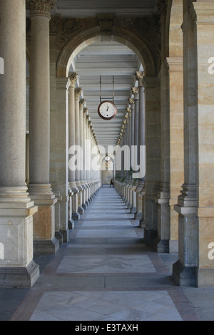 Die Mühlenkolonnade entworfen von tschechischen Architekten Josef Zitek in Karlovy Vary, Tschechische Republik. Stockfoto