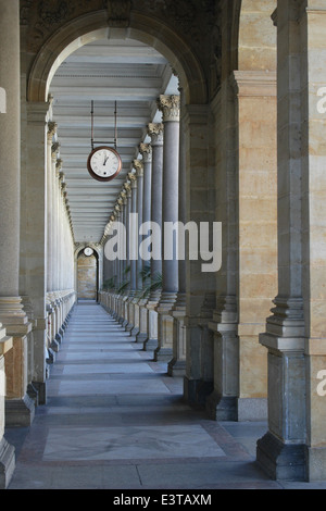 Die Mühlenkolonnade entworfen von tschechischen Architekten Josef Zitek in Karlovy Vary, Tschechische Republik. Stockfoto