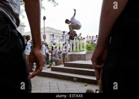 Straße Skateboarder Durchführung einen Sprung - USA Stockfoto