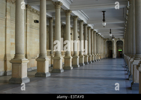 Die Mühlenkolonnade entworfen von tschechischen Architekten Josef Zitek in Karlovy Vary, Tschechische Republik. Stockfoto