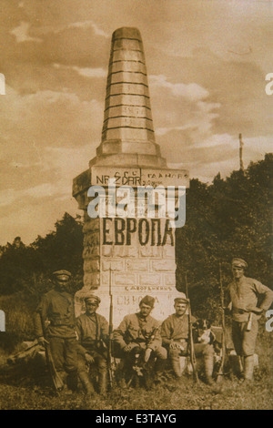 Tschechoslowakische Soldaten stellen neben dem Obelisken an der Grenze zwischen Europa und Asien im Ural-Gebirge, Russland. Stockfoto