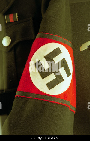 Nazi-Uniform mit dem Hakenkreuz in der Armee-Museum in Prag, Tschechische Republik ausgestellt. Stockfoto