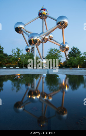 Brüssel, Belgien - 16. Juni 2014: Atomium in der Abenddämmerung. Moderne Gebäude wurde ursprünglich für die Expo 58 gebaut. Stockfoto