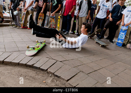 Straße Skateboarder fallen vom Sprung - USA Stockfoto