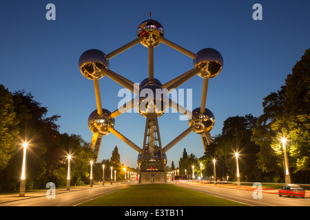 Brüssel, Belgien - 16. Juni 2014: Atomium in der Abenddämmerung. Moderne Gebäude wurde ursprünglich für die Expo 58 gebaut. Stockfoto