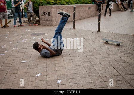 Straße Skateboarder fallen vom Sprung - USA Stockfoto