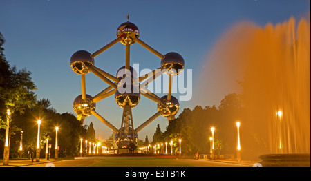 Brüssel, Belgien - 16. Juni 2014: Atomium mit der in der Abenddämmerung. Moderne Gebäude wurde ursprünglich für die Expo 58 gebaut. Stockfoto