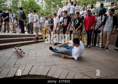 Straße Skateboarder fallen vom Sprung - USA Stockfoto