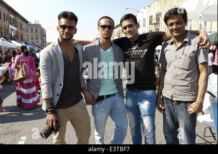 Freunde posieren für ein Foto auf Straße Messe in "Little Bangladesch" im Abschnitt "Kensington" von Brooklyn, NY, 2014. Stockfoto