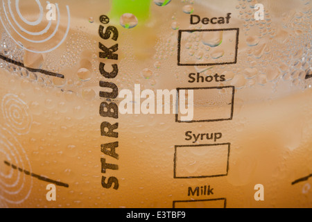 Kondensation auf Starbucks iced Coffee cup Stockfoto
