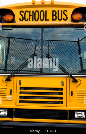 Ein Schulbus von der Vorderseite aus gesehen Stockfoto