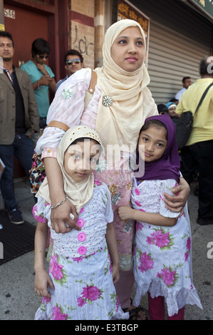 Mutter und Töchter posieren für ein Foto auf Straße Messe in "Little Bangladesch" im Abschnitt "Kensington" von Brooklyn, NY, 2014. Stockfoto